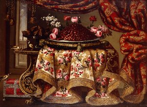 Un plato de fresas con flores sobre una almohada y una taza de higos sobre una mesa cubierta con un mantel bordado, con pájaros y un cofre junto a una cortina y una ventana de Antonio Gianlisi