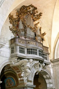 Órgano Testa con escultura de mármol
