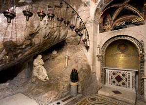 Vista de la cueva de San Benito con estatua del santo hecha por Antonio Raggi (Monasterio de San Benito, Subiaco)