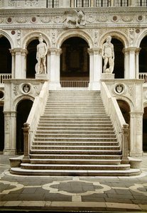 Vista de la Scala dei Giganti, diseñada por Antonio Rizzo con estatuas de Marte y Neptuno por Jacopo Sansovino (1486-1570)