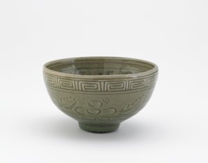 Cuenco de servicio al estilo de la cerámica Longquan, principios del siglo XIX de Aoki (attr. to) Mokubei