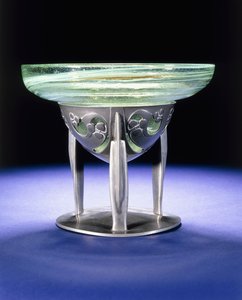 Un cuenco de peltre Liberty Tudric con forro de vidrio Clutha de James Couper & Sons, c.1902-05 de Archibald Knox