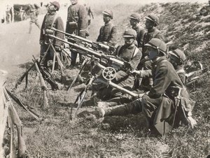 Dragones franceses con ametralladoras durante la Primera Guerra Mundial (foto en b/n) de Argus Photographic Agency