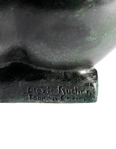 Niña agachada sosteniendo un pie de Aristide Maillol