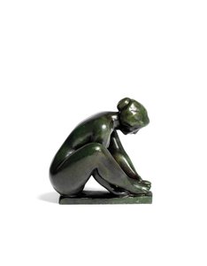 Niña agachada sosteniendo un pie de Aristide Maillol