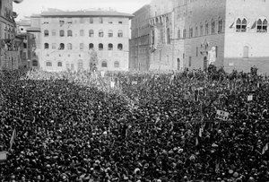 Multitud reunida en la Piazza Signoria con motivo de la visita de Hitler y Mussolini a Florencia, 05/1938 (foto en blanco y negro) de Armando Bruni