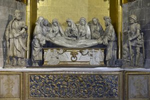 El sepulcro: el sudario de Cristo es sostenido por Nicomede y José de Arimatea que sostiene la cabeza de Jesús, detrás, San Juan apoya a la Virgen María, seguido por tres mujeres, la primera lleva la corona de espinas y la última es María Magdalena - Escul de Arnaud de (attr.to) Moles