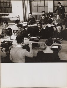 [La gente se sienta delante de máquinas de escribir mientras lleva auriculares] de Arnold Eagle