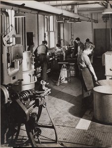 [Seis hombres trabajan en un taller de soldadura] de Arnold Eagle