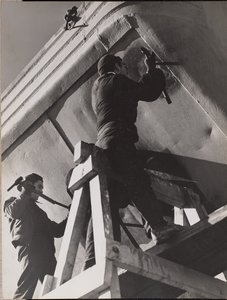 [Dos hombres trabajan en la parte inferior de un barco] de Arnold Eagle