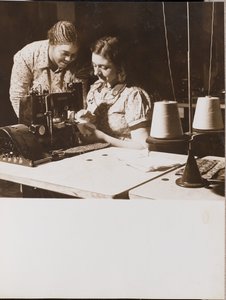 [Dos mujeres utilizan una máquina de coser] de Arnold Eagle