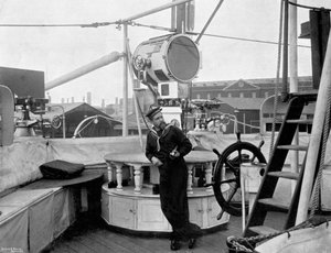 Un holofote a bordo del HMS Imperieuse, 1896