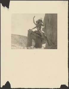 [Mujer vestida de india en el desierto] de Arthur F. Kales