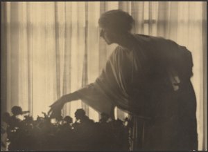 [Mujer cuidando flores dentro de su apartamento]