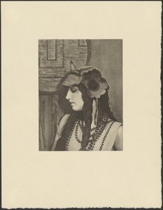 [Mujer con atuendo bohemio y gran flor en el pelo] de Arthur F. Kales