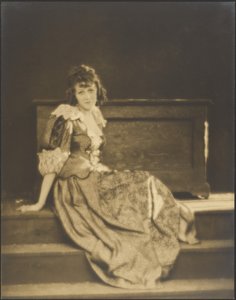 [Mujer vestida de campesina] de Arthur F. Kales