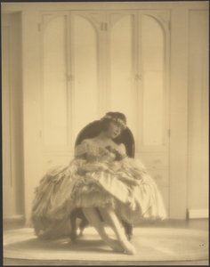 [Mujer con traje antiguo y diadema de flores] de Arthur F. Kales