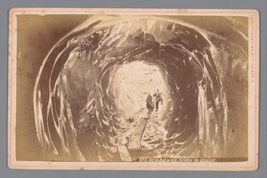 Gente en una cueva en el glaciar de Grindelwald en Suiza Grindelwald. Cueva del Glaciar (título sobre objeto) de Arthur Gabler