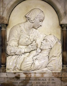 Florence Nightingale consolando a un herido (relieve en estuco) de Arthur George Walker