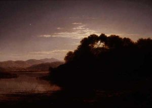 Salida de la luna en la orilla de un lago