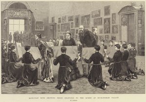 Niños de Blue-Coat mostrando sus dibujos a la Reina en el Palacio de Buckingham