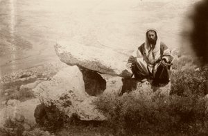 Dolmen y hombre, al oeste de Hesban (Heshban), 1881 de Arthur M. Mantell