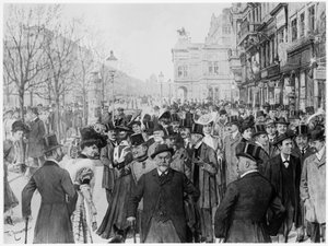 Desfile en la carretera de circunvalación de Viena. Grabado basado en un óleo de Theo Zasche de hacia 1900.