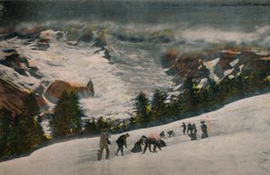 Jugando a la guerra de bolas de nieve en Paradise Valley en pleno verano, Parque Nacional Mt. Rainier, c1916 de Asahel Curtis