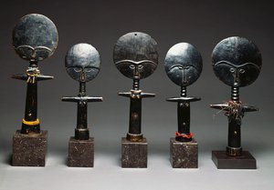 Un grupo de muñecas Ashanti, Akua