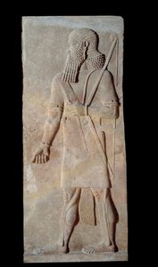 Arte Mesopotamia (Asiria): Guerrero en armas de la corte del palacio del rey de Asiria Sargón II (721 - 705 a.C.). París, Museo del Louvre