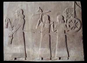 Arte mesopotámico (Asiria): corte del palacio del rey de Asiria Sargón II (721 - 705 a.C.) sirvientes llevando las situlas y el carro del rey. París, Museo del Louvre de Assyrian