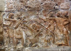 Arqueros del Ejército Asirio Conquistando una Ciudad Fortificada, relieve de Nimrud, c.865 a.C. de Assyrian