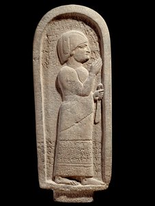 Estela funeraria de basalto de Si Gabbor, sacerdote del dios luna. Epitafio arameo. Siglo VII a.C. De Siria. París, Museo del Louvre de Assyrian