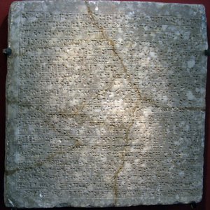 Losa de alabastro grabada con escritura cuneiforme, de la fortaleza de Sargón II (o Sharroukin, rey de Asiria del 722 al 705 a. C.) en Dur Sharrukin (ahora Khorsabad, Irak). Arte asirio, antigüedad, siglo VIII a. Hermitage estatal, San Pedro de Assyrian