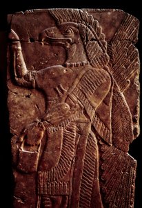 Antigüedades orientales: detalle de un relieve de alabastro que representa un genio protector con cuerpo de hombre y cabeza de águila, del Palacio de Sargón II o Sharroukin, rey de Asiria en Dur-Sharrukin (actual Khorsabad, Irak) de Assyrian