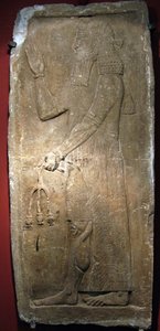 Sacerdote sosteniendo una rama de granada. Detalle de un bajorrelieve de piedra caliza de la fortaleza de Sargón II (o Sharroukin, rey de Asiria del 722 al 705 a. C.) en Dur Sharrukin (actual Khorsabad, Irak). Arte asirio, antigüedad, siglo VIII a.C.