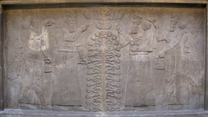 Relieve con dos figuras de Ashurnasirpal, seres mitológicos alados y el dios Ashur, ante el Árbol de la Vida, 885-860 a.C. de Assyrian