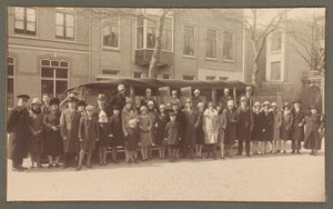 Retrato de grupo del personal de la fábrica de paraguas 