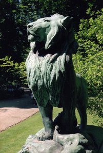 León nubio y su presa, 1870 (bronce)