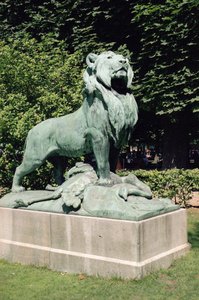 León nubio y su presa, 1870 (bronce)