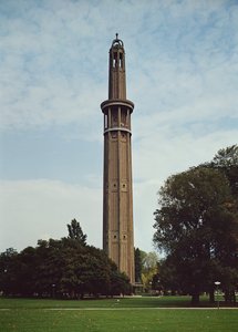 Torre de orientación del parque Paul-Mistral, diseñada por Auguste Perret (1874-1954) Gustave Perret (1876-1952) y Claude Perret (1880-1960) 1925 (foto)