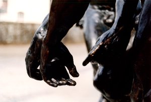 Las Tres Sombras, detalle de las tres manos (detalle) de Auguste Rodin