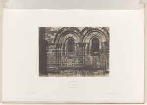 Detalle de la fachada de la Iglesia del Santo Sepulcro, Jerusalén Jerusalén. San Sepulcro. Parte superior de la fachada (título sobre el objeto) de Auguste Salzmann