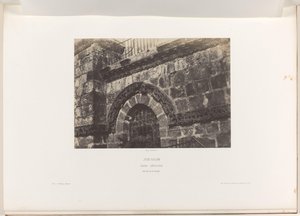 Detalle de una ventana de la Iglesia del Santo Sepulcro, Jerusalén Jerusalén. San Sepulcro. Detalles de la fachada (título sobre objeto) de Auguste Salzmann