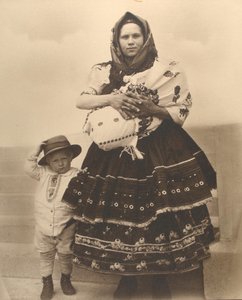 Mujer y Niños Eslovacos, c.1910