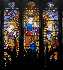 Ventana central del ábside, Virgen y Niño con Santos de Augustus Welby Northmore Pugin