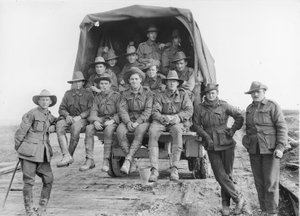Un camión cargado de refuerzos de artillería australiana avanzando por la carretera para unirse a las baterías de la 5ª Artillería Divisional Australiana, involucrada en la batalla por las Defensas de la Línea Hindenburg