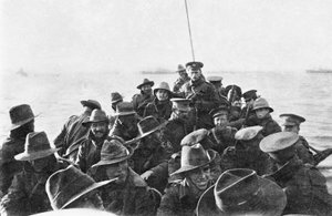 Vista hacia popa de un bote salvavidas que transporta a hombres no identificados de la Compañía de Señales de la 1ª División Australiana, siendo remolcados hacia Anzac Cove a las 6 am el día del desembarco, 25 de abril de 1915 de Australian Photographer