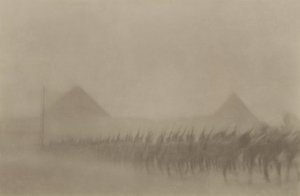Infantería australiana marchando durante una tormenta de polvo, conocida en Egipto como Khamseen, 1915 de Australian Photographer