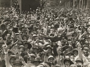 Multitud en Martin Place, Sídney, celebrando la noticia de la firma del armisticio, 11 de noviembre de 1918 de Australian Photographer